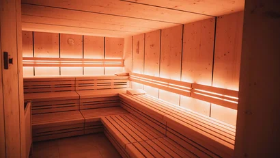 Innenansicht einer modernen Holzsauna mit warmem Licht